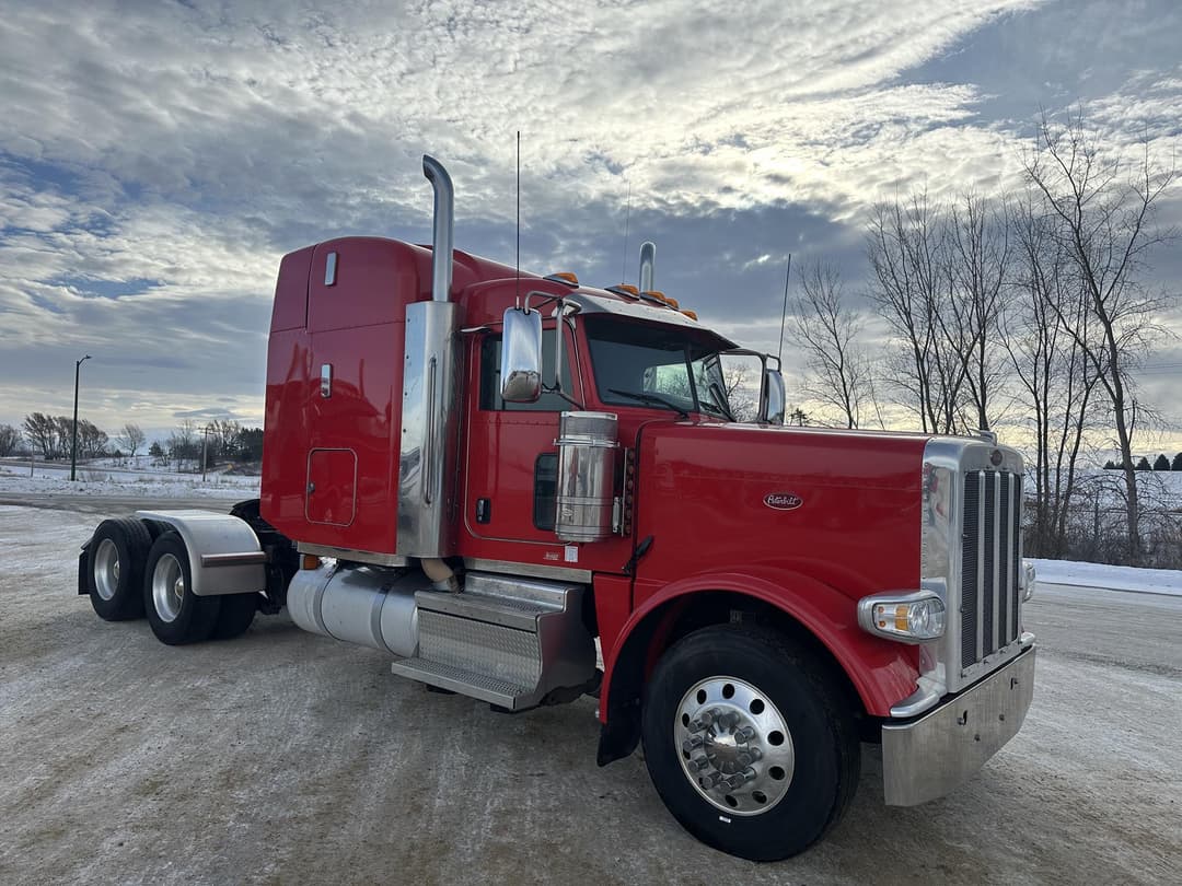 Image of Peterbilt 389 Primary image