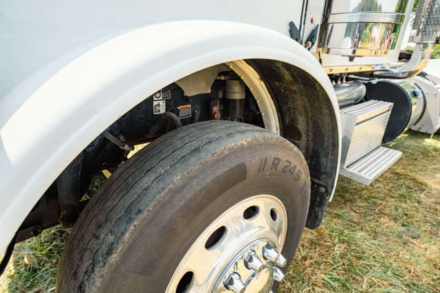 Image of Peterbilt 389 equipment image 3