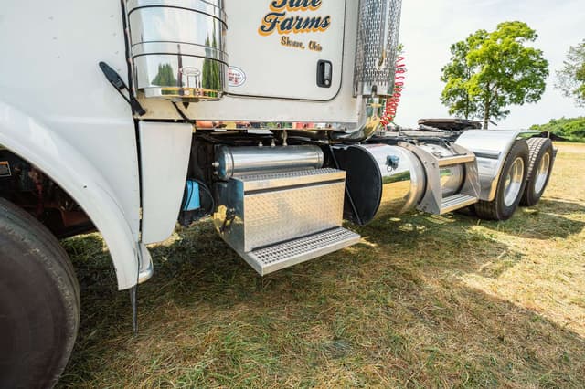 Image of Peterbilt 389 equipment image 4