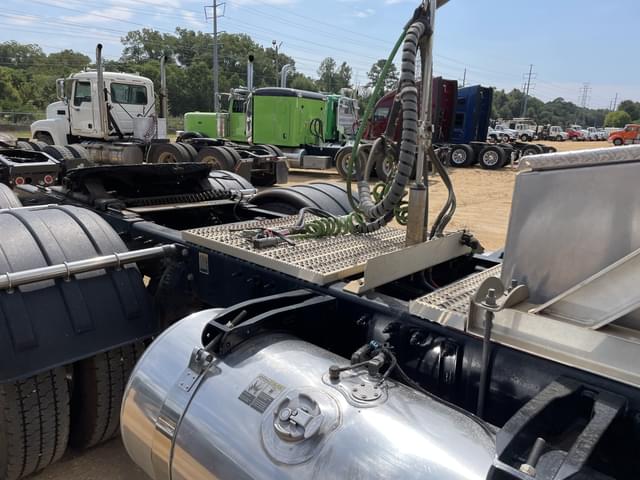 Image of Peterbilt 389 equipment image 4