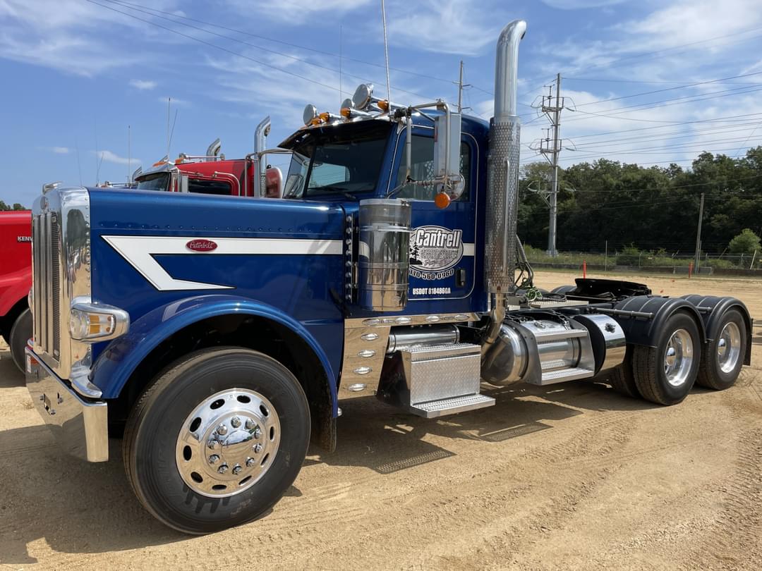Image of Peterbilt 389 Primary image