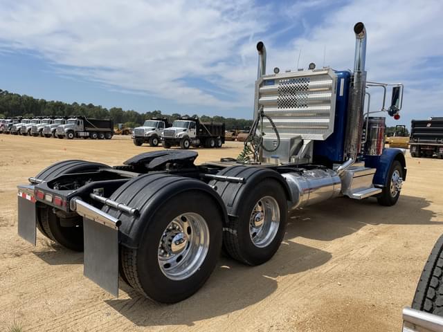 Image of Peterbilt 389 equipment image 2