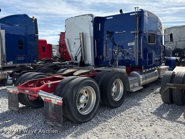 Image of Peterbilt 389 equipment image 3