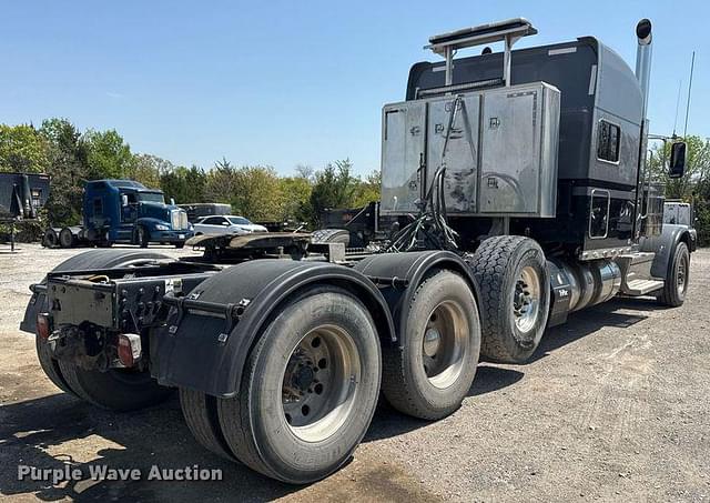Image of Peterbilt 389 equipment image 4