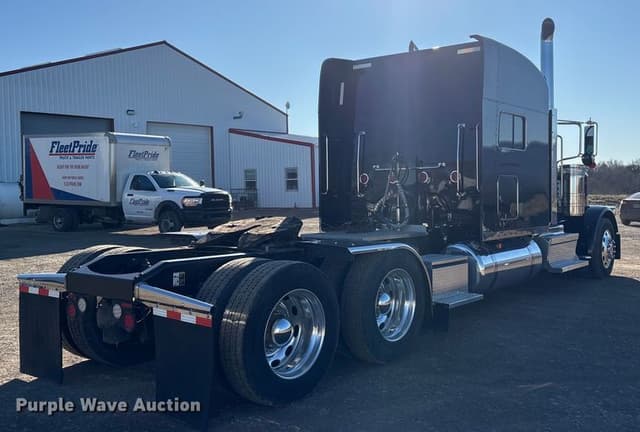 Image of Peterbilt 389 equipment image 4