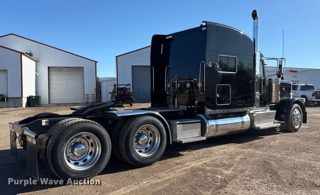 Image of Peterbilt 389 equipment image 4