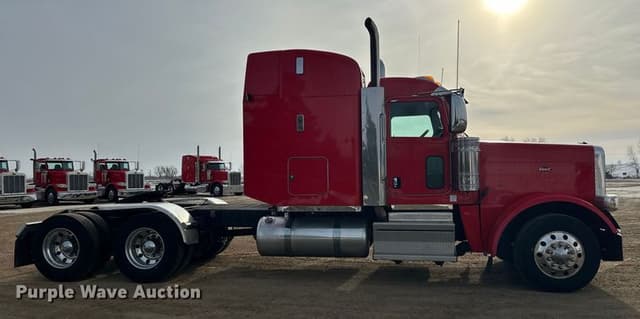 Image of Peterbilt 389 equipment image 3