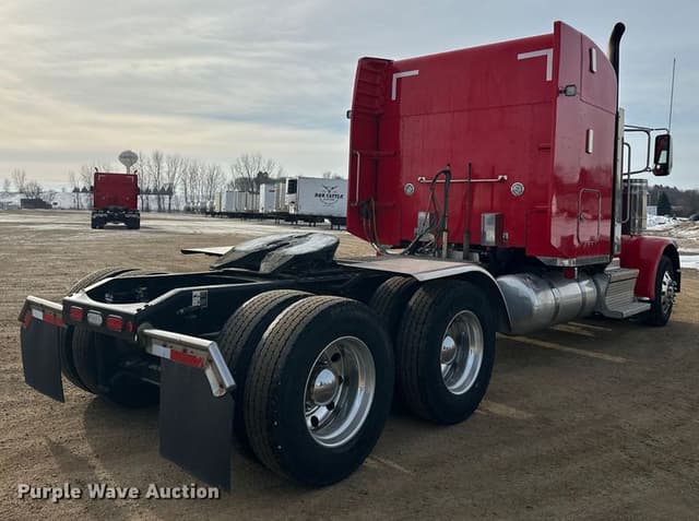 Image of Peterbilt 389 equipment image 4