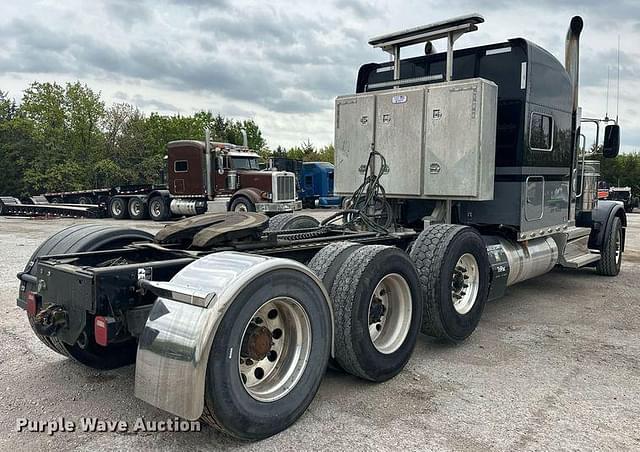 Image of Peterbilt 389 equipment image 4