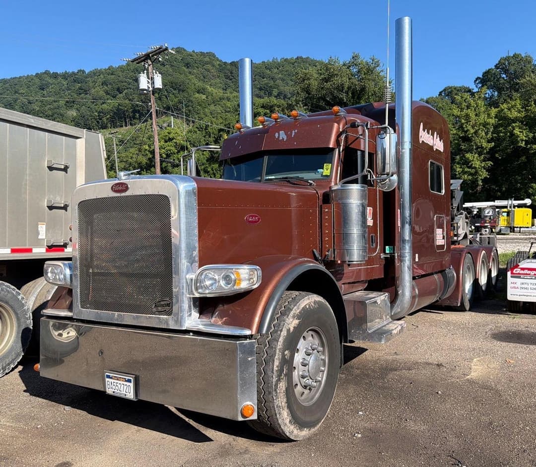 Image of Peterbilt 389 Primary image