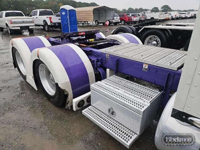 Image of Peterbilt 389 equipment image 4