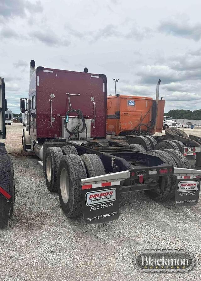Image of Peterbilt 389 equipment image 1