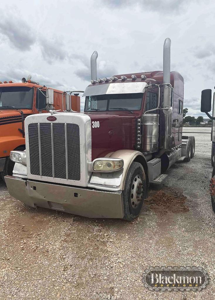 Image of Peterbilt 389 Primary image
