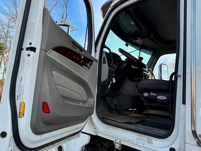 Image of Peterbilt 567 equipment image 3