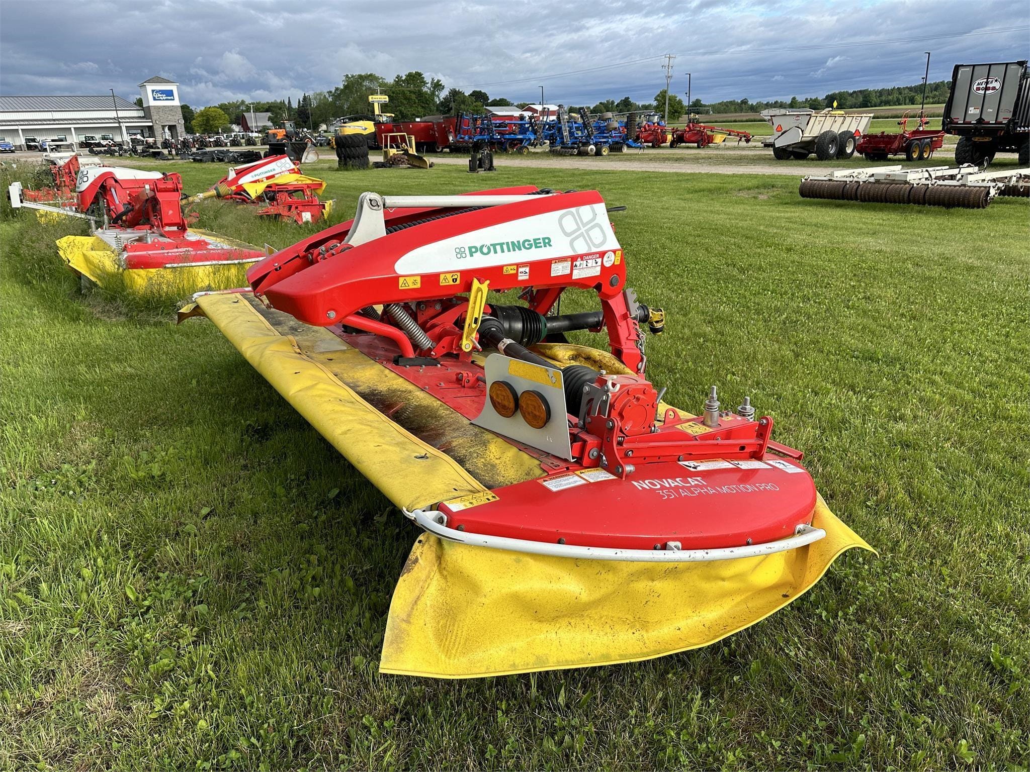 2022 Pottinger Novacat 351/A10 Equipment Image0