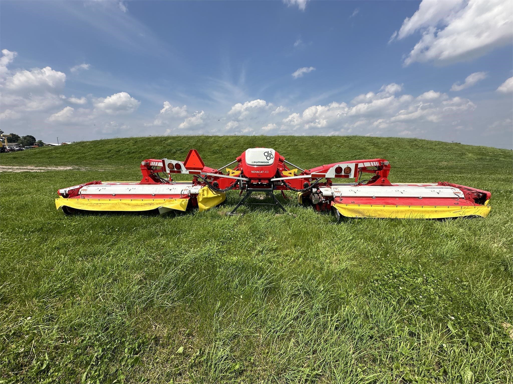 2022 Pottinger Novacat 351/A10 Equipment Image0