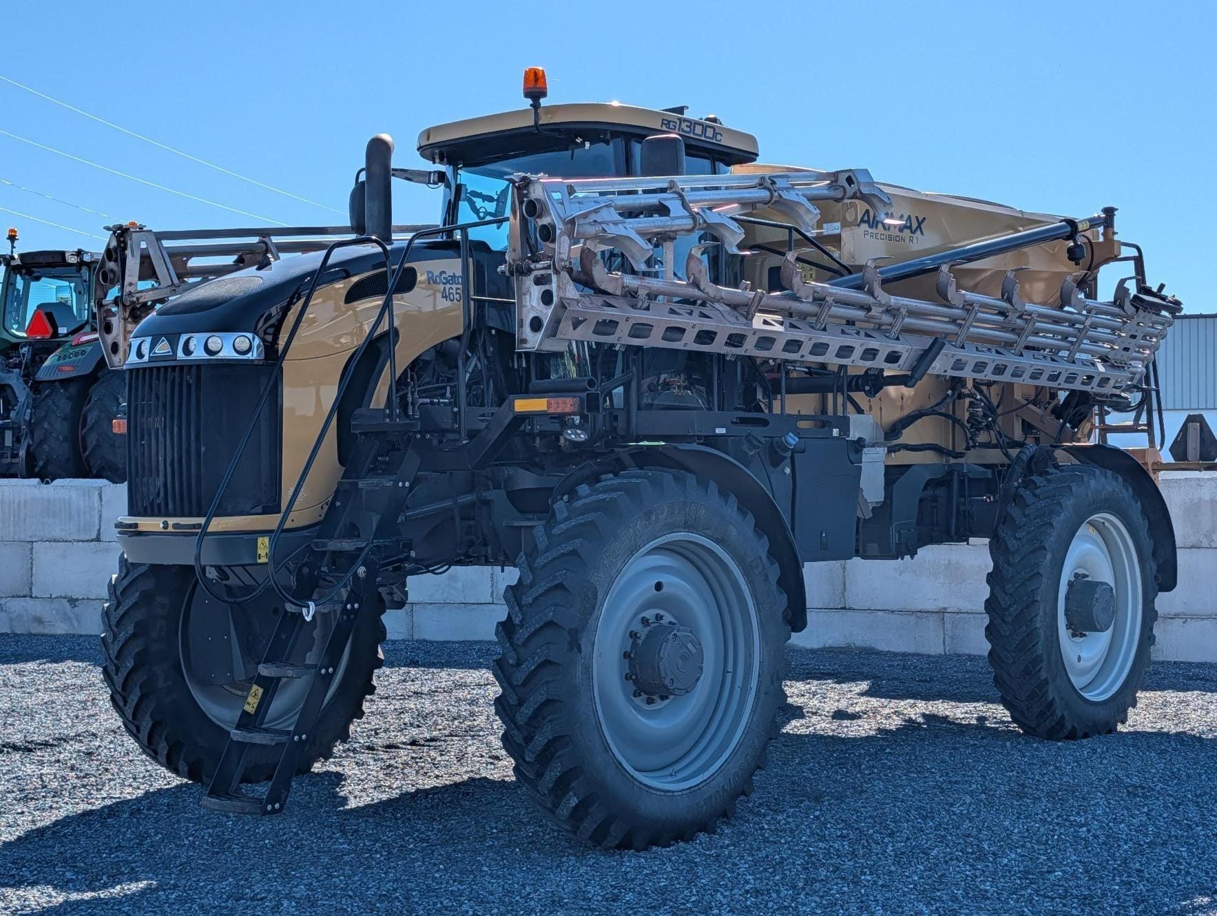 2022 RoGator RG1300C Equipment Image0