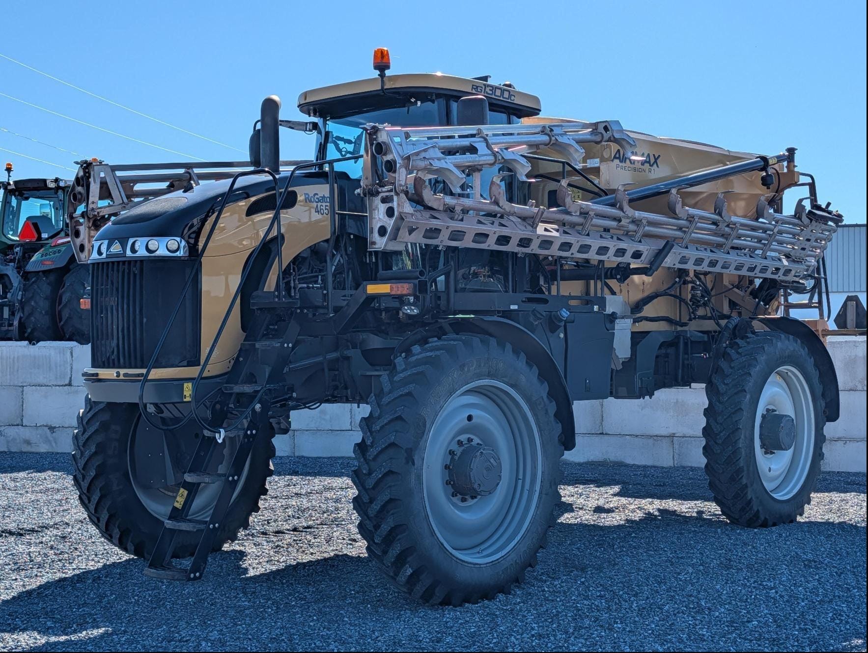 2022 RoGator RG1300C Equipment Image0