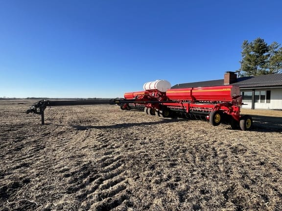 2022 Sunflower 9435 Equipment Image0