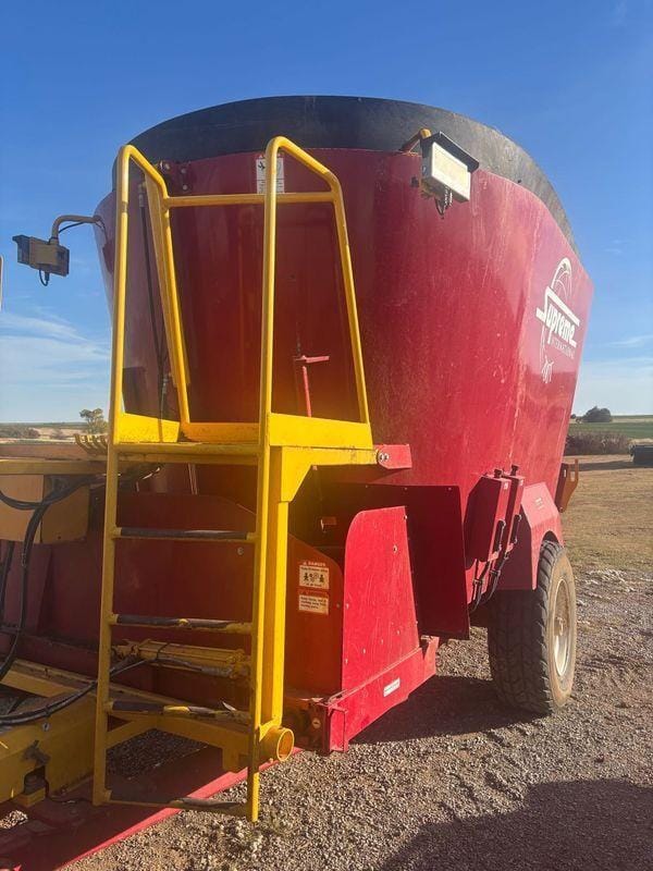 2022 Supreme 700T Equipment Image0