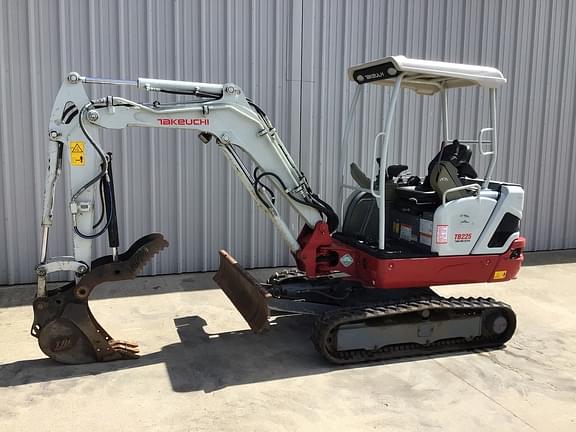 Image of Takeuchi TB225 equipment image 2