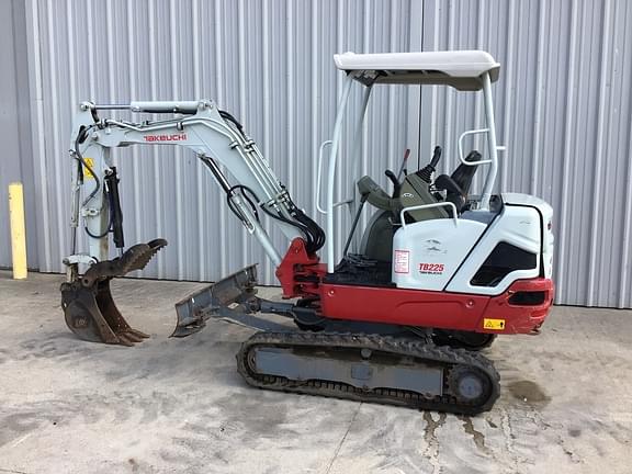 Image of Takeuchi TB225 equipment image 1