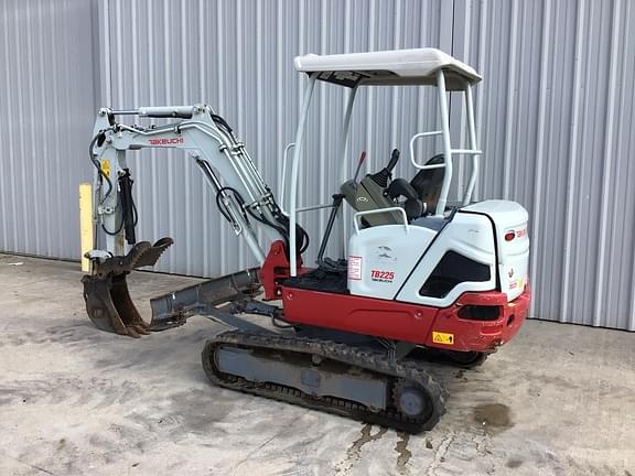 Image of Takeuchi TB225 equipment image 4