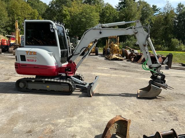 Image of Takeuchi TB235-2 equipment image 3