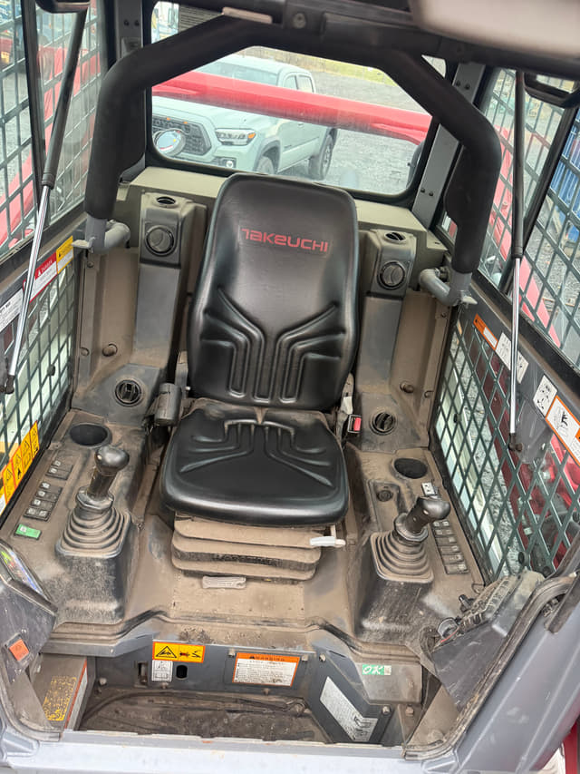 Image of Takeuchi TL10V2 equipment image 4