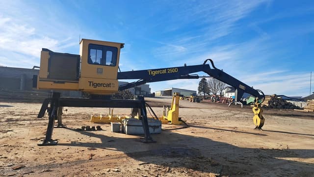Image of Tigercat 250D equipment image 4
