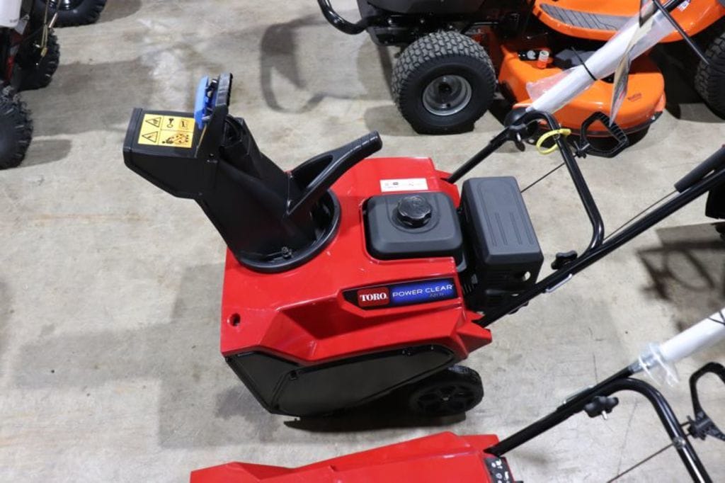 2022 Toro 721 R Equipment Image0