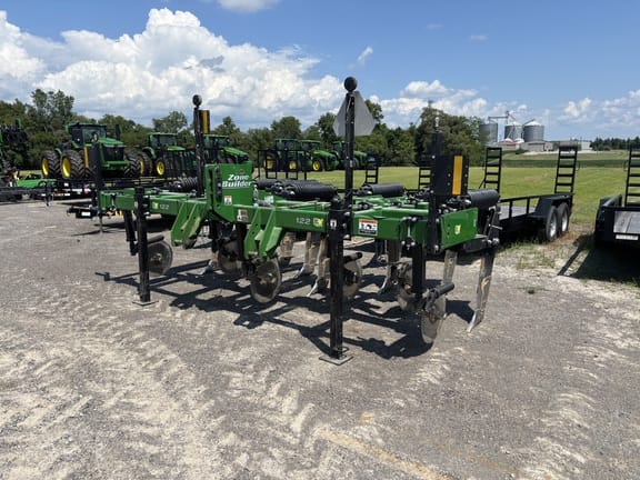2022 Unverferth Zone-Builder 122 Equipment Image0