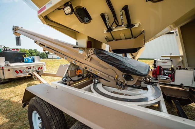 Image of Unverferth Seed Runner 3755XL equipment image 4