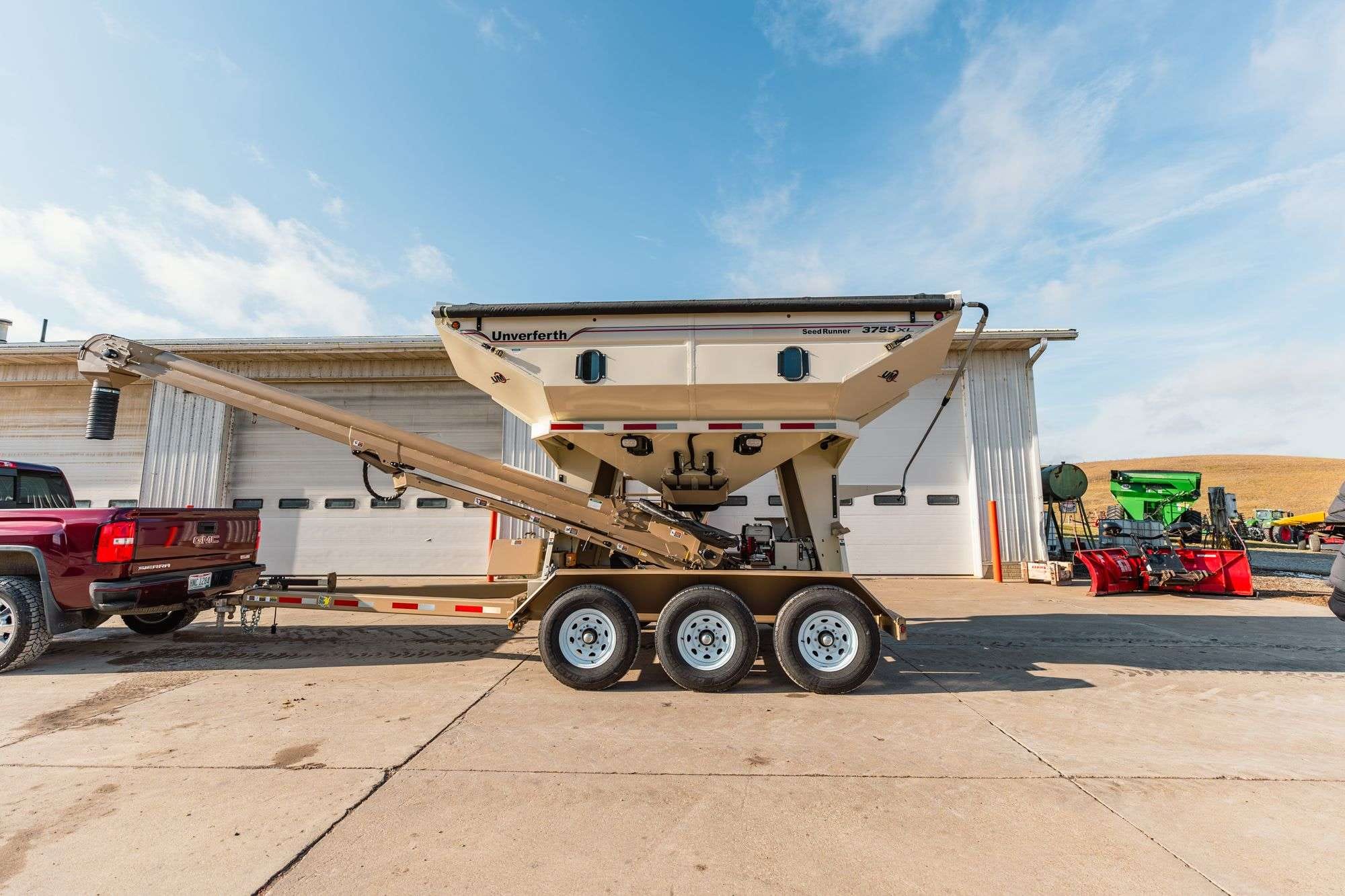 2022 Unverferth Seed Runner 3755XL Equipment Image0