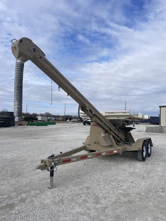 Image of Unverferth Seed Pro 410 equipment image 4