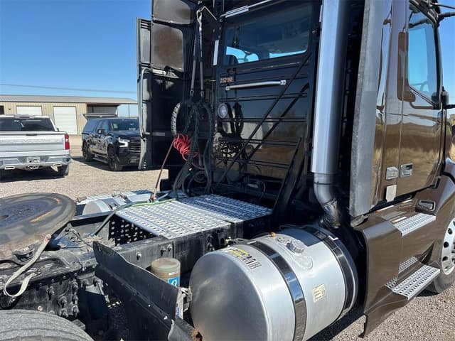 Image of Volvo VNL42T300 equipment image 4