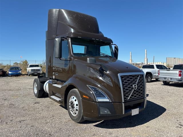 Image of Volvo VNL42T300 equipment image 2