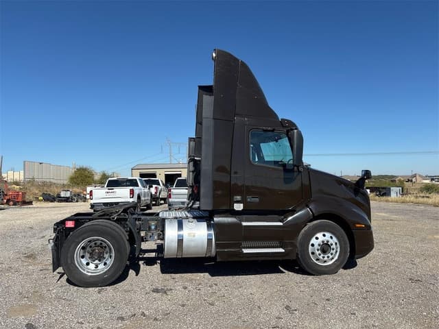 Image of Volvo VNL42T300 equipment image 3