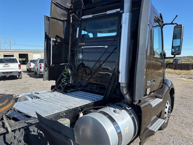 Image of Volvo VNL42T300 equipment image 4