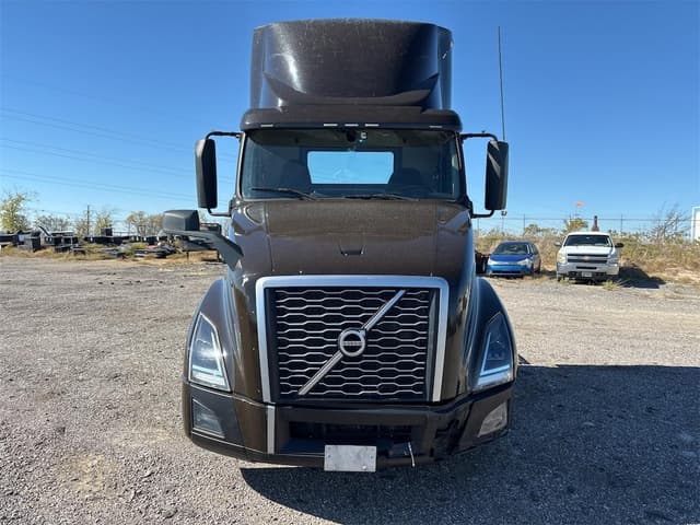 Image of Volvo VNL42T300 equipment image 1