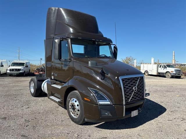 Image of Volvo VNL42T300 equipment image 2