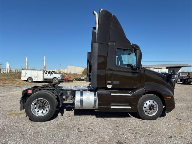 Image of Volvo VNL42T300 equipment image 3