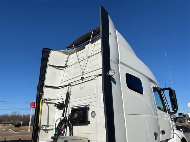 Image of Volvo VNL64 equipment image 4