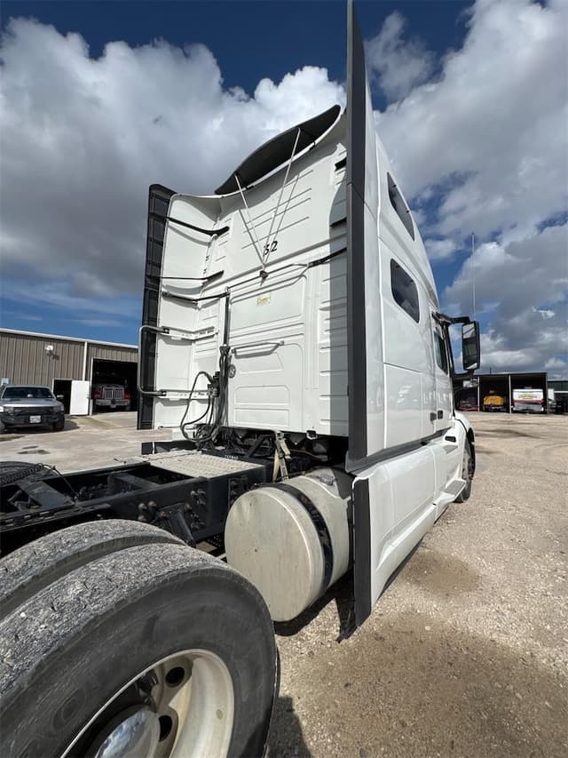 Image of Volvo VNL64T760 equipment image 4