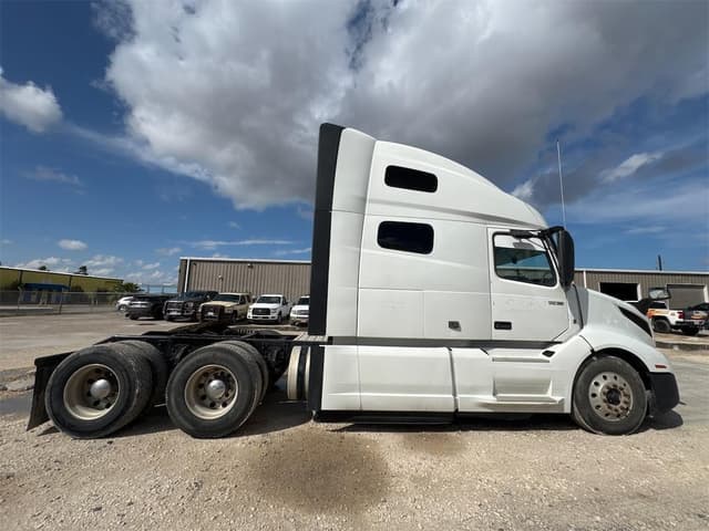 Image of Volvo VNL64T760 equipment image 3