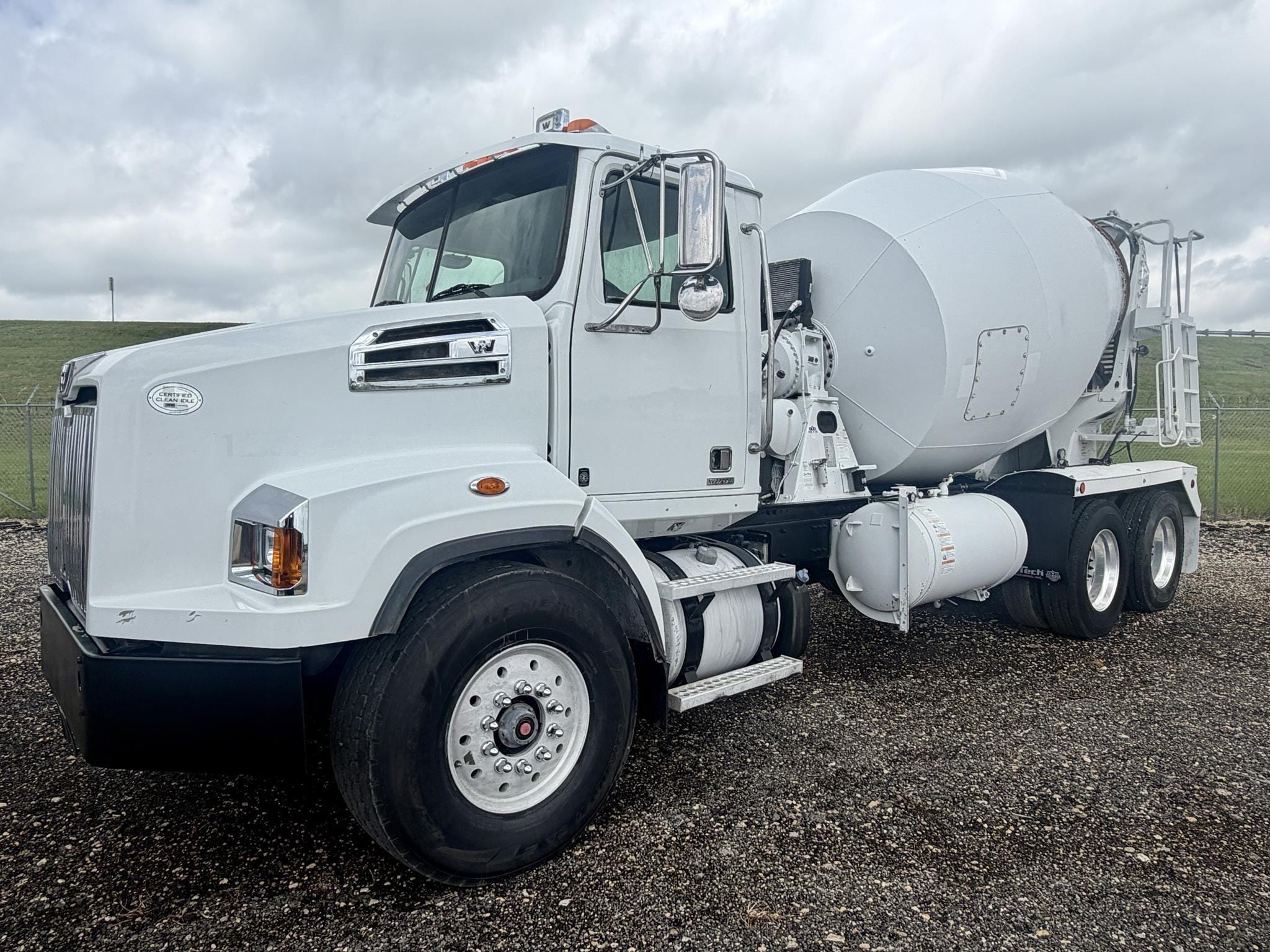 2022 Western Star 4700 Equipment Image0