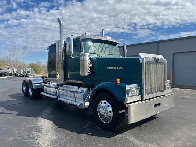 Image of Western Star 4900 equipment image 2