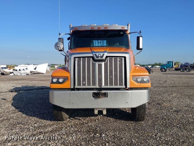 Image of Western Star 4900 equipment image 1