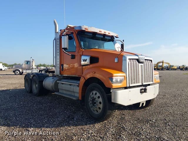 Image of Western Star 4900 equipment image 2