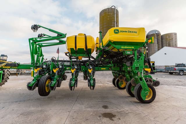 Image of John Deere 1775 equipment image 2